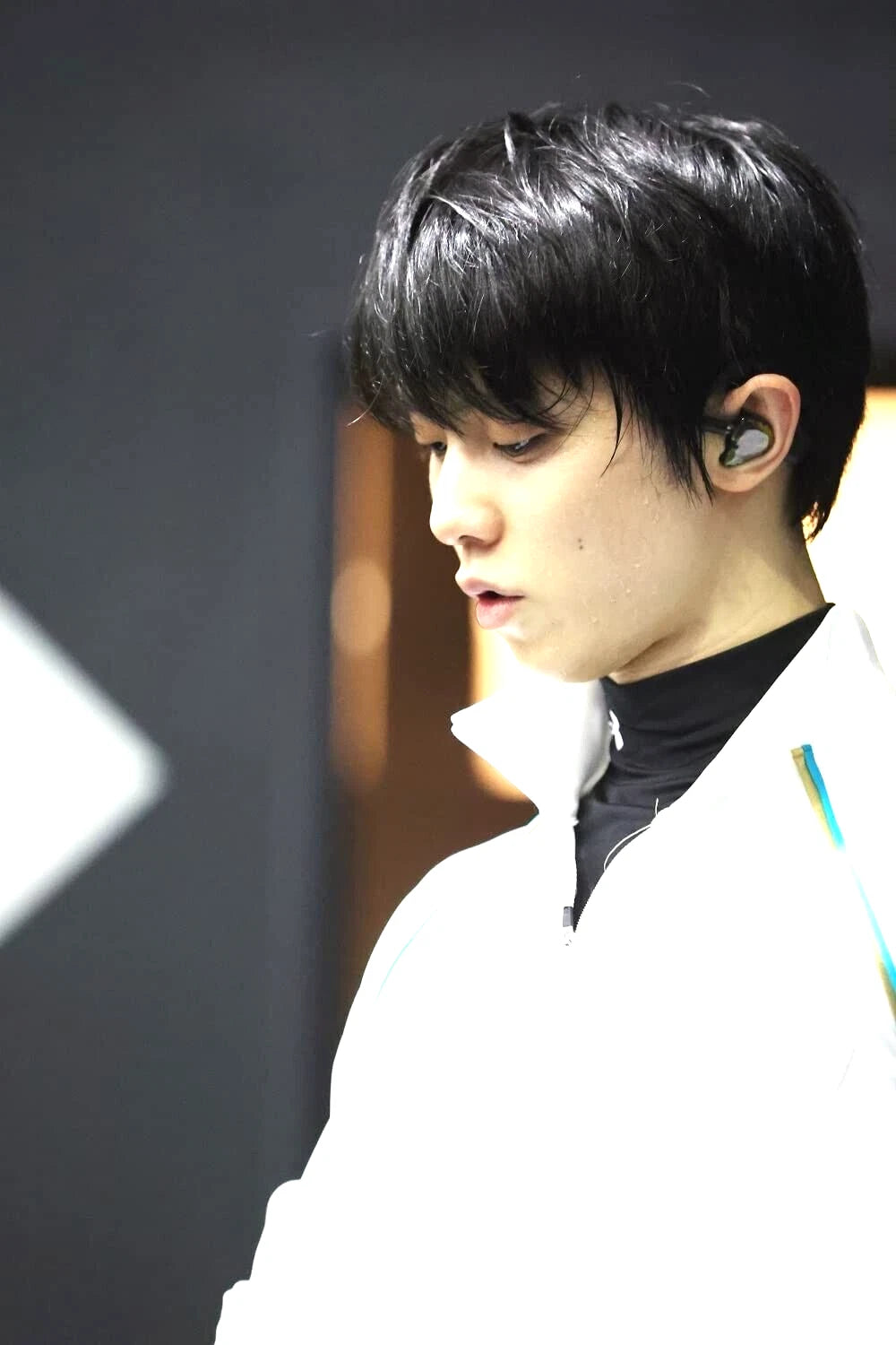 KISS & CRY special edition Yuzuru Hanyu POSTCARD BOOK Dawn-BACKYARD- JAPAN